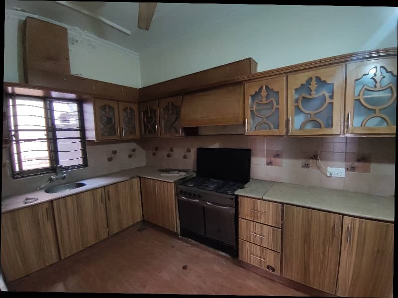 1 Kanal Upper Portion with Seperate Gate & Parking 3 Bed Rooms Tv Lounge, Kitchen Store Room Servant Quarter 44