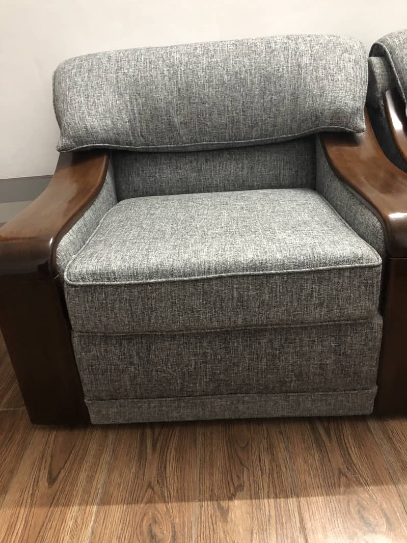 Newly Polished 5 Seater Grey Sofa Set for Sale 7