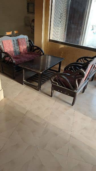 Sofa with complete set and chairs 2