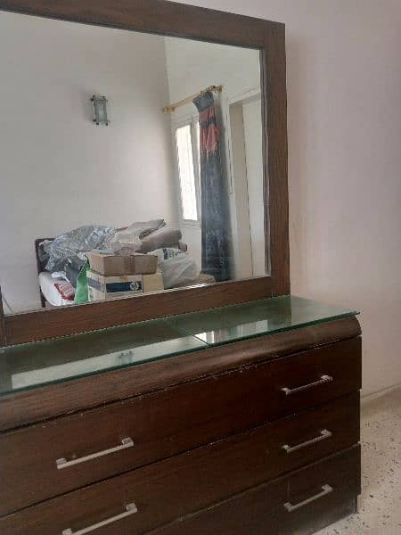 dressing table in good condition 2