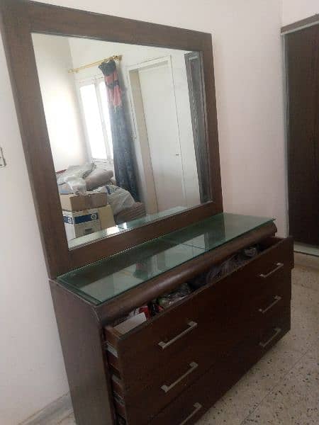dressing table in good condition 4
