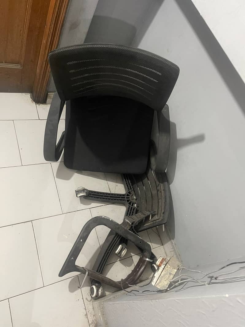 4 Computer chairs for sale maintenance required. 3