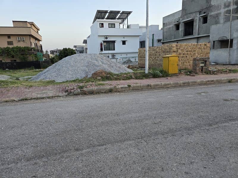 10 Marla Plot Sector E Bahria Town Phase 8 4