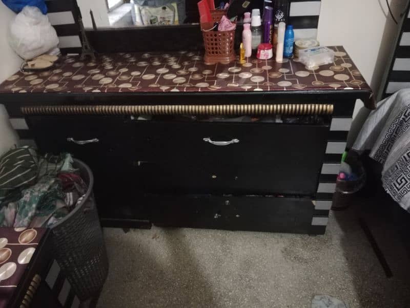 dressing table good condition 1