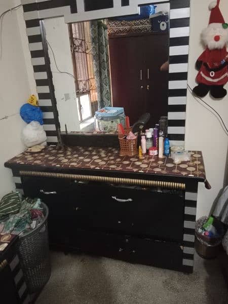 dressing table good condition 2