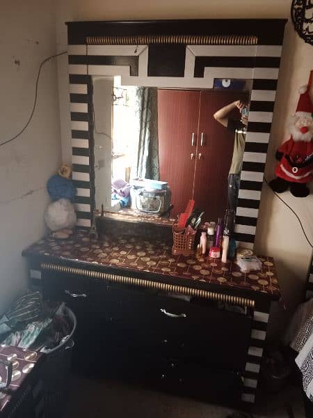 dressing table good condition 4