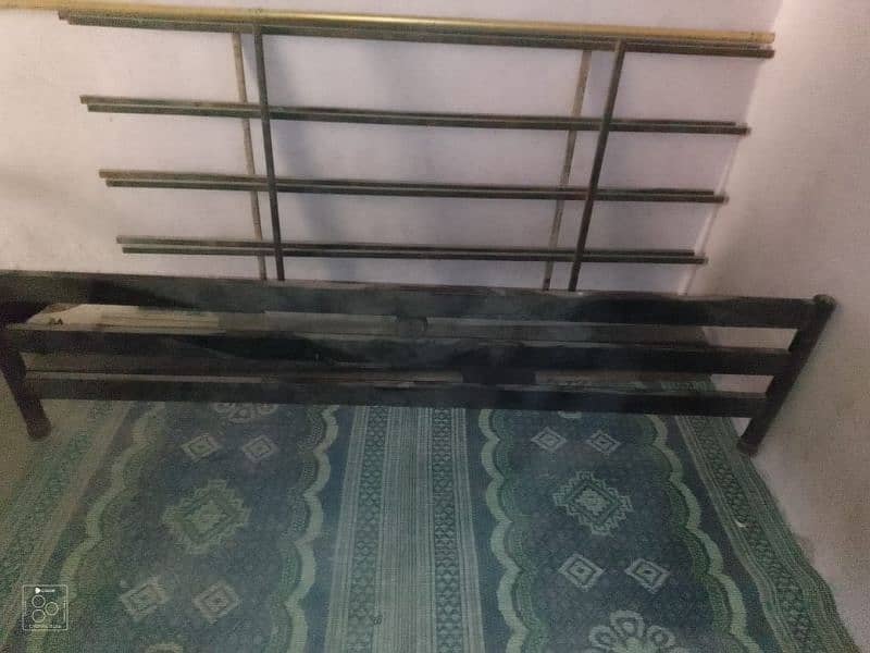 new good condition king size iron bed without matress 2