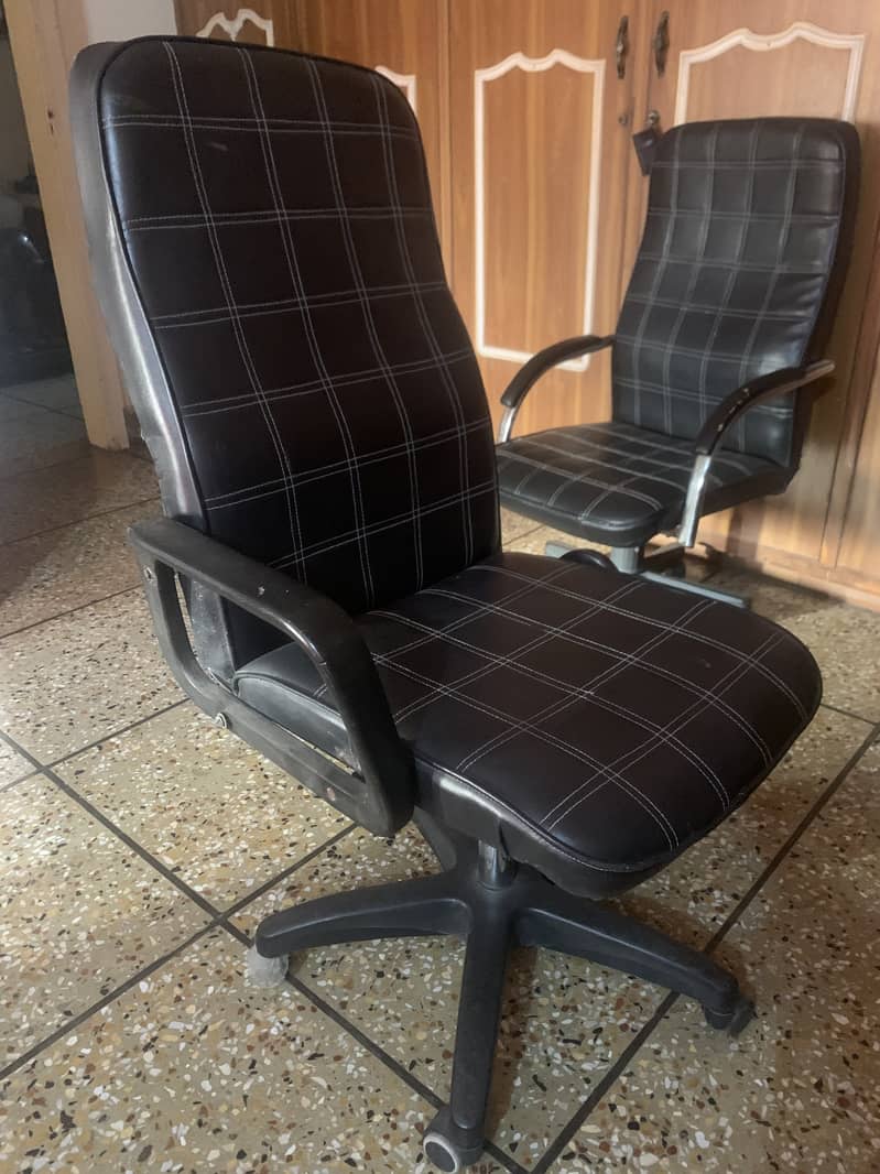 2 office Chairs 5