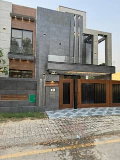 10 Marla Hosue for sale in sector F Bahria Town Lahore 0