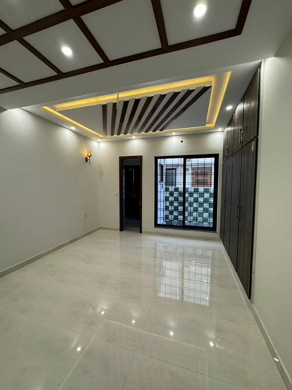 10 Marla Hosue for sale in sector F Bahria Town Lahore 8