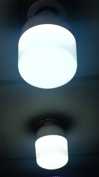 2 bulb full bright light 50watt and 80watt avabile jus few days used 1