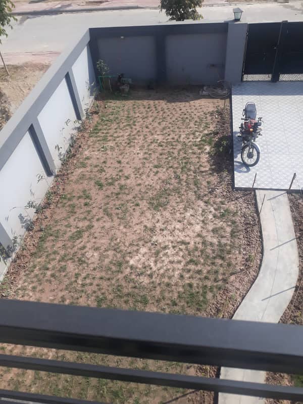 10 Marla Upper Portion Lower Lock on Beautiful Location For Rent in Bahria Town Lahore 2
