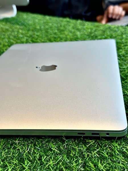 MacBook Pro 2018 Core-i9 with 4GB Card and Only 93Cycle Use 1