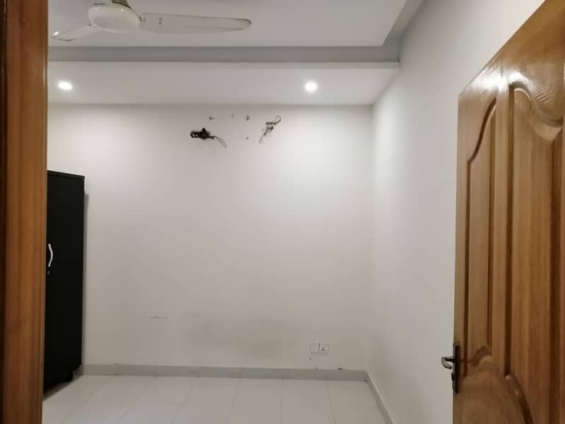 1 BED GOOD CONDITION NEW EXCELLENT LUXURY IDEAL FLAT FOR RENT IN SECTER D BAHRIA TOWN LAHORE 6