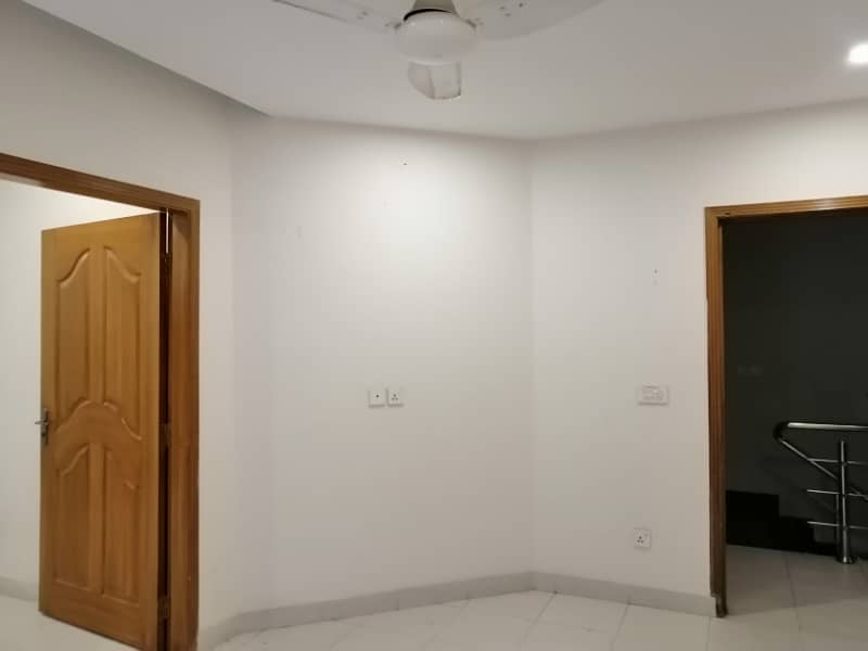 1 BED GOOD CONDITION NEW EXCELLENT LUXURY IDEAL FLAT FOR RENT IN SECTER D BAHRIA TOWN LAHORE 17