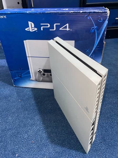 playstation 4 glacier white with GTA 5 LE 1