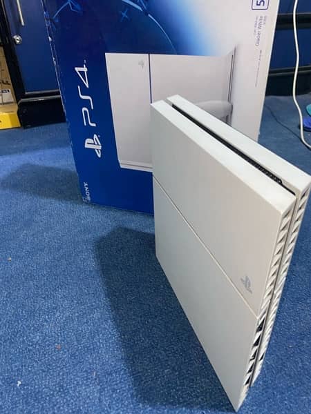 playstation 4 glacier white with GTA 5 LE 10