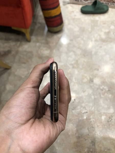 iPhone xs pta Approved 64gb Gold 4