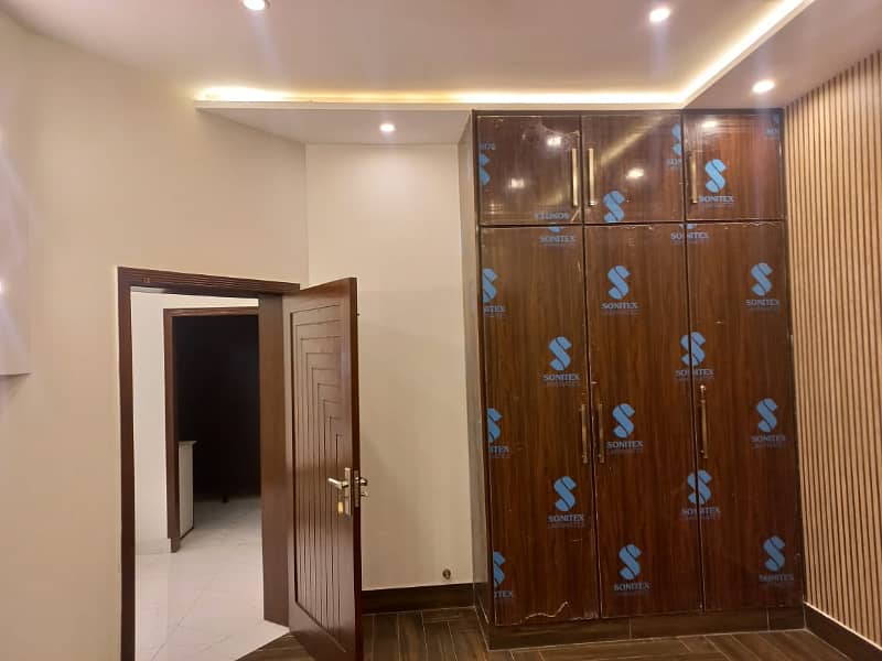 UPPER PORTION OF 10 MARLA BRAND NEW EXCELLENT CONDITION GOOD FOR RENT IN JASMINE BLOCK BAHRIA TOWN LAHORE 31