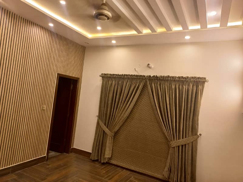 UPPER PORTION OF 10 MARLA BRAND NEW EXCELLENT CONDITION GOOD FOR RENT IN JASMINE BLOCK BAHRIA TOWN LAHORE 32