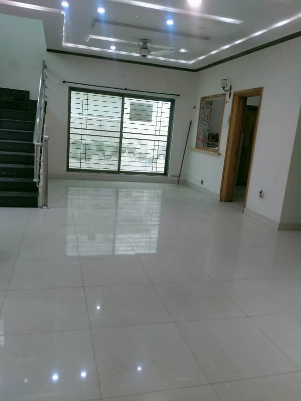 10 MARLA EXCELLENT NEW CONDITION GOOD FULL HOUSE FOR RENT IN RAFI BLOCK BAHRIA TOWN LAHORE 22
