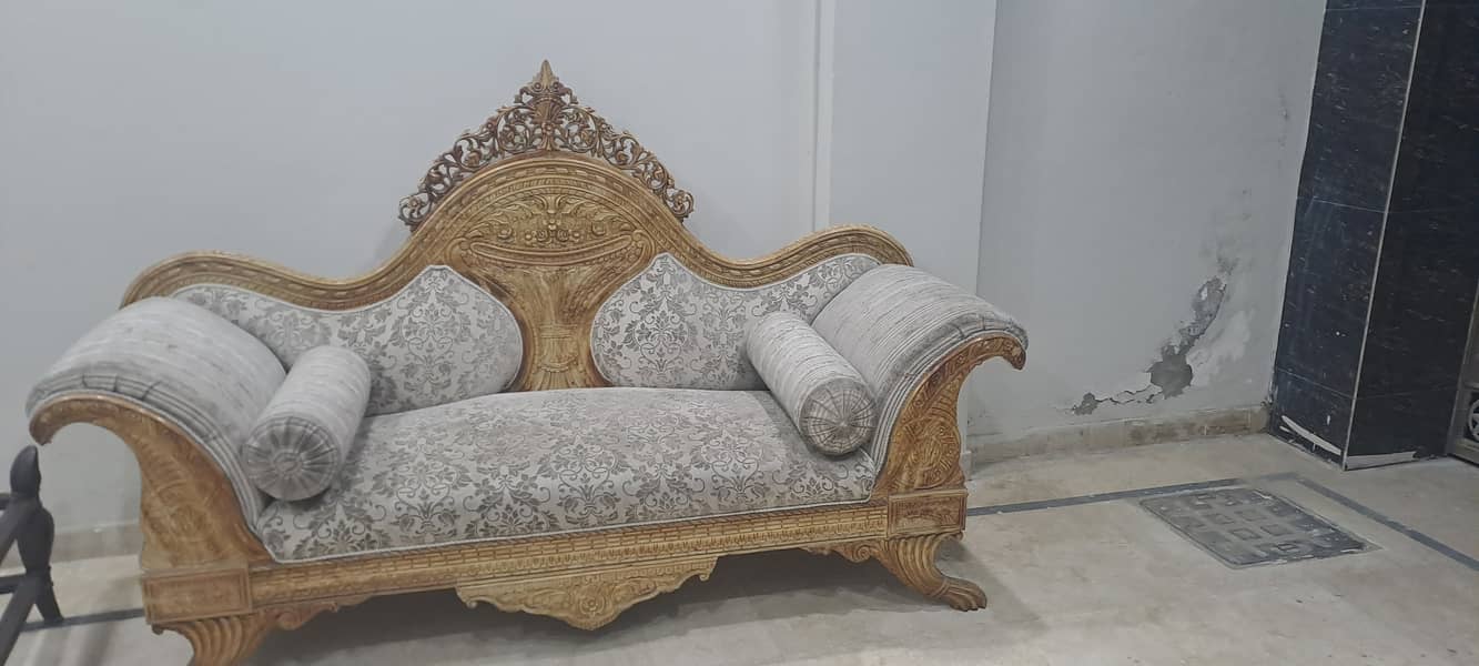 Crown Style Dewan Sofa 0