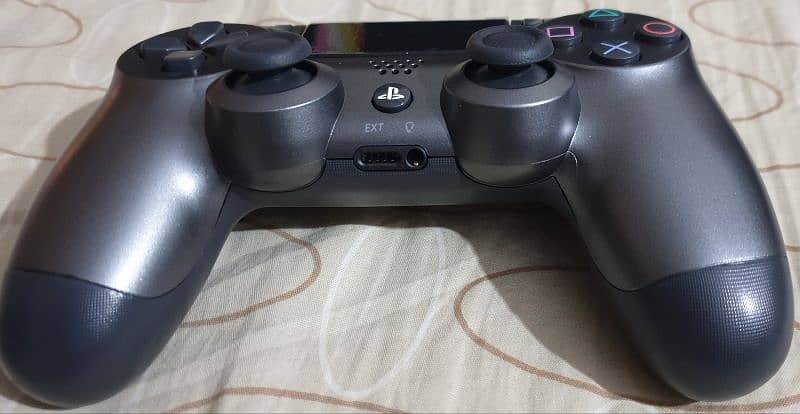 PS4 Controllers (04 qty. ) are available 4 Sale on Reasonable Price 4