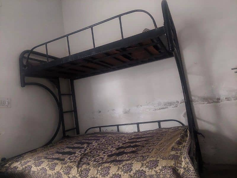 bunker bed niche wala bed 5/6 r uper wala 3.5/6 h, with out matress 1