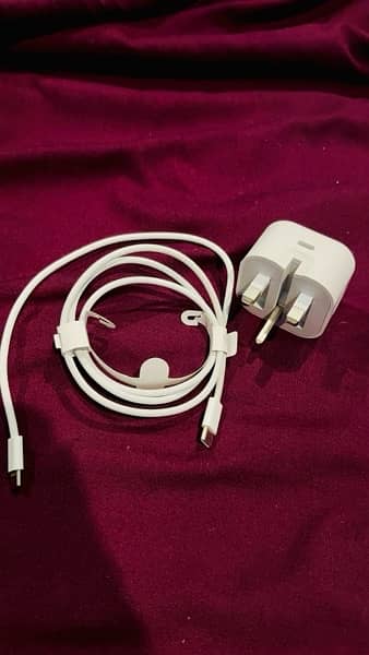 iPhone 15 Pro Max original cable and adapter 3