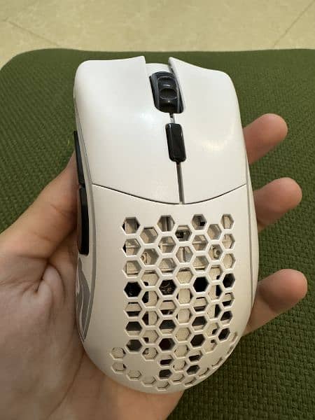 Glorious Model D Minus Wireless Mouse (Matte White) 1