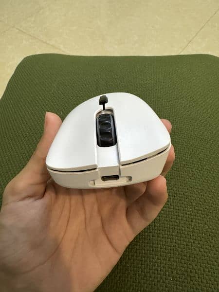 Glorious Model D Minus Wireless Mouse (Matte White) 4