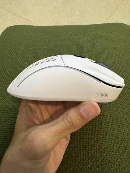 Glorious Model D Minus Wireless Mouse (Matte White) 5