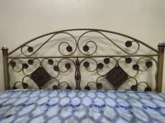 king size bed (in very good condition) 0