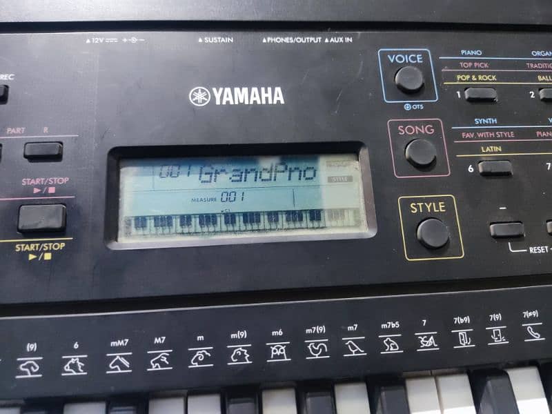Yamaha PSR E273 1