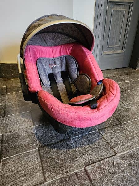 Tinnies baby carry cot in excellent condition 1