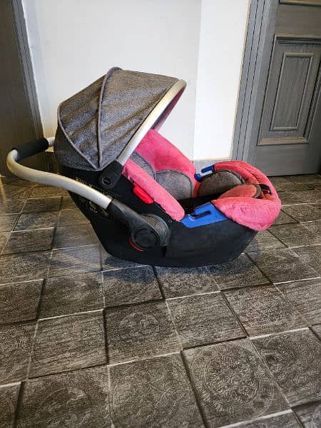 Tinnies baby carry cot in excellent condition 3