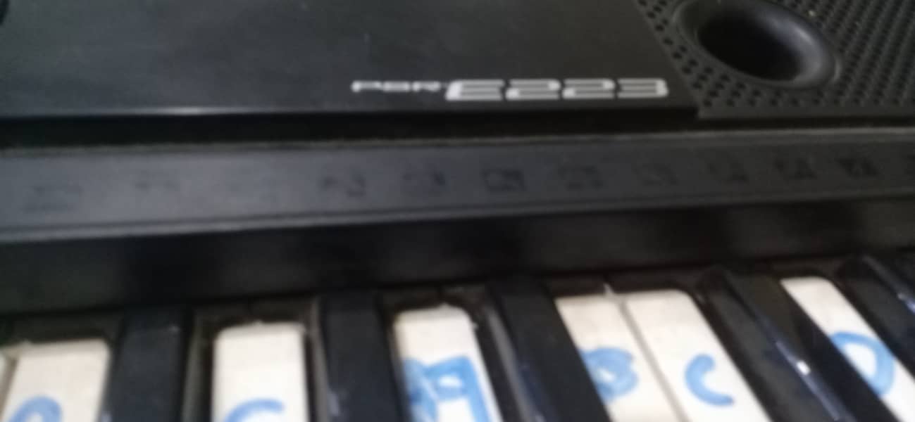 Yamaha piano e 233 excellent condition 3