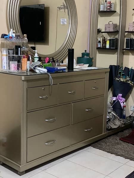 Dressing table with 7ft long mirror 1