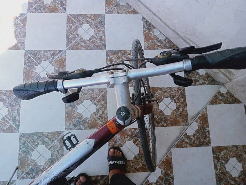 branded bicycle for urgent sale totally Aluminium made 3