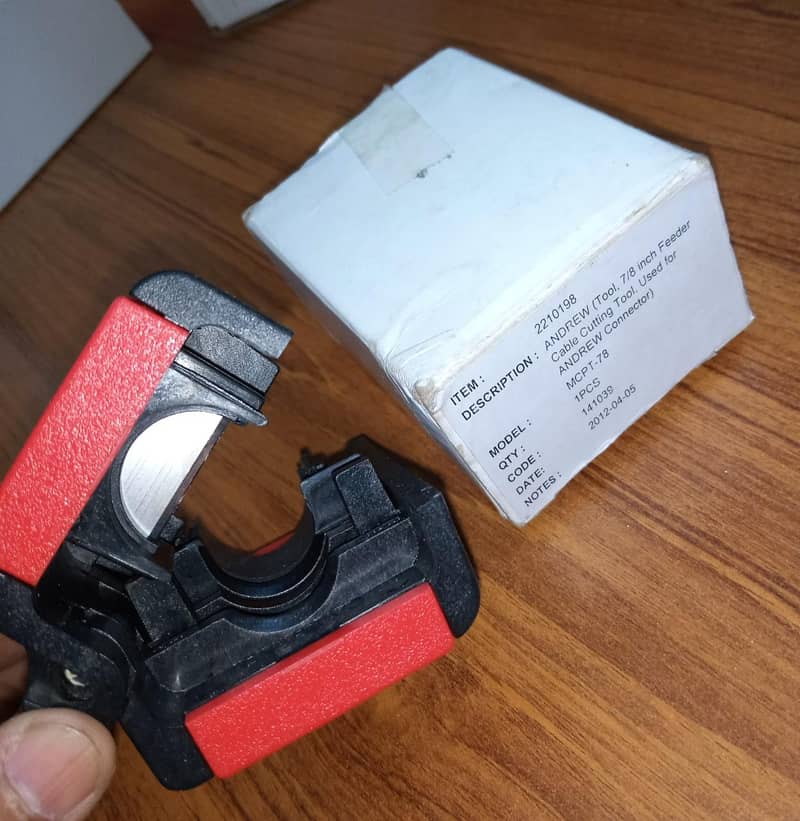 RF/IF Cable Cutting/Stripping Tool 12
