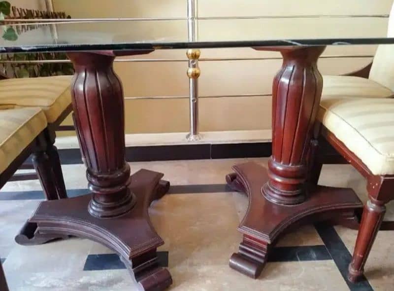 Dinning table in excellent condition 2