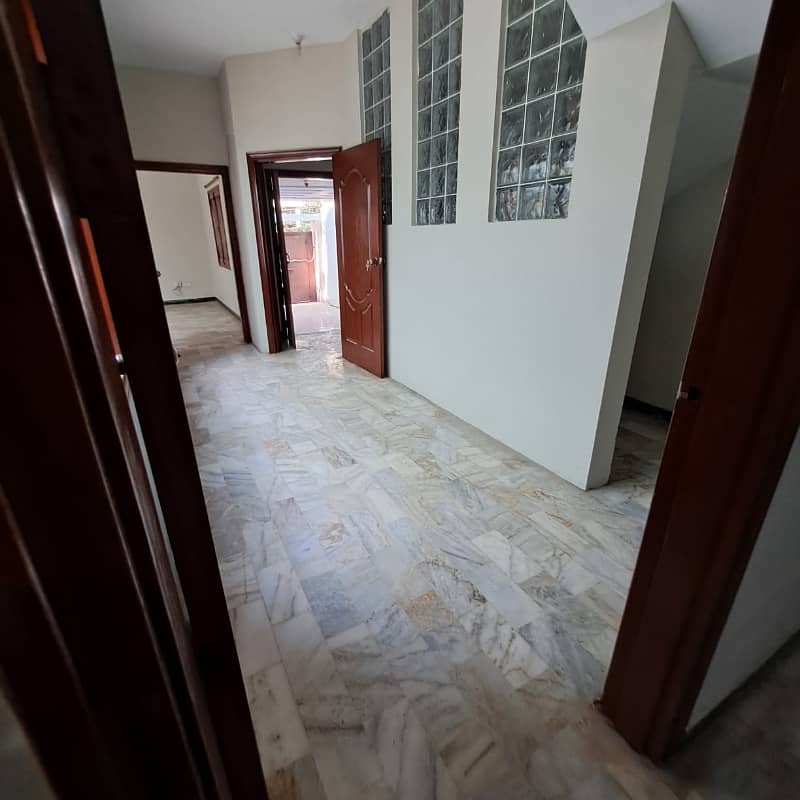 Prime Location 400 Square Yards House Situated In Gulshan-e-Iqbal - Block 13/D For rent 1