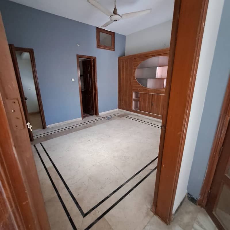 Prime Location 400 Square Yards House Situated In Gulshan-e-Iqbal - Block 13/D For rent 11