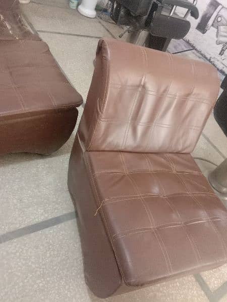 5 sofa set use form hair saloon and good condition 2