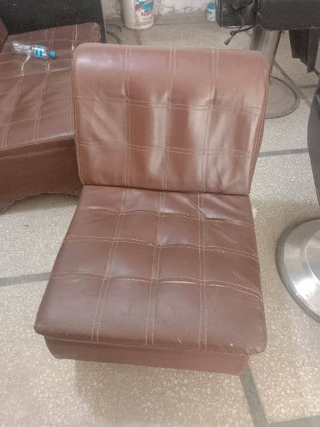 5 sofa set use form hair saloon and good condition 3