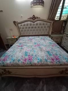 BED SET WITH SIDE TABLE, DRESSING AND CROWN
