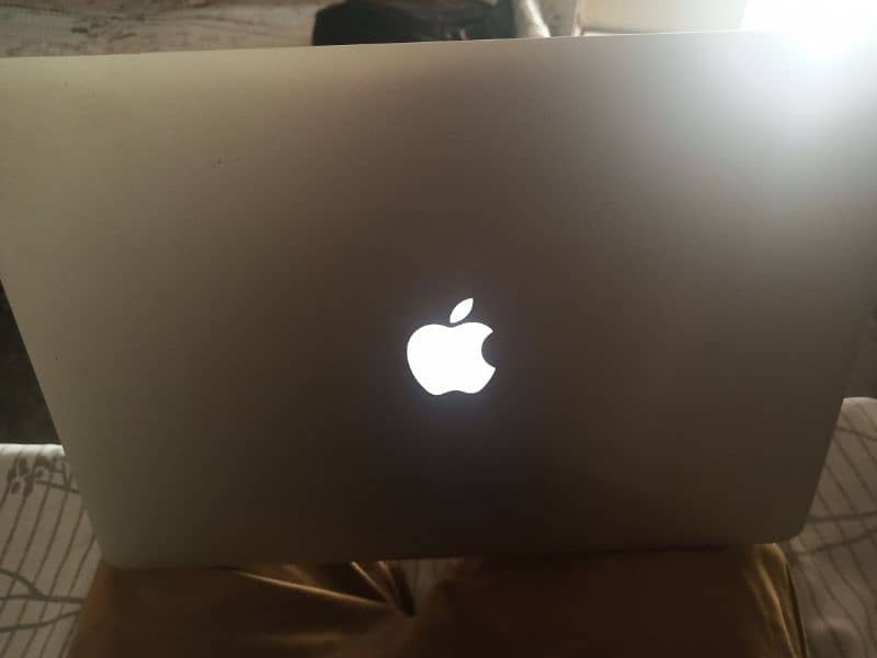 MacBook Pro 2015 mid retina display lush condition 1