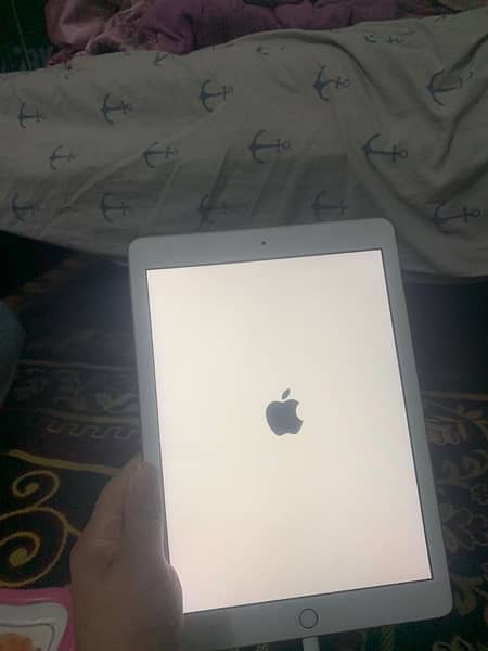 ipad 5  Excellent Conditions 11
