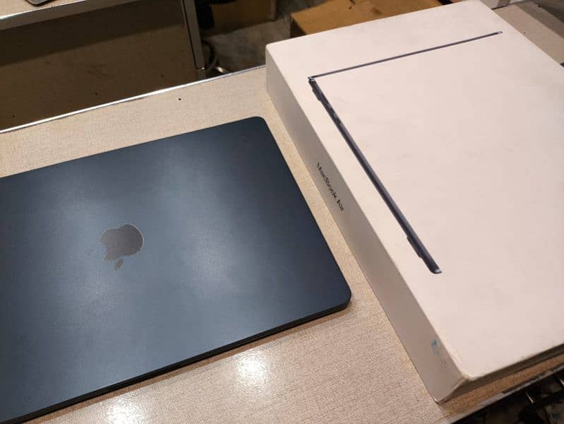 apple MacBook air 2022 m2 chip midnight blue 8 gb ram 256ssd 1