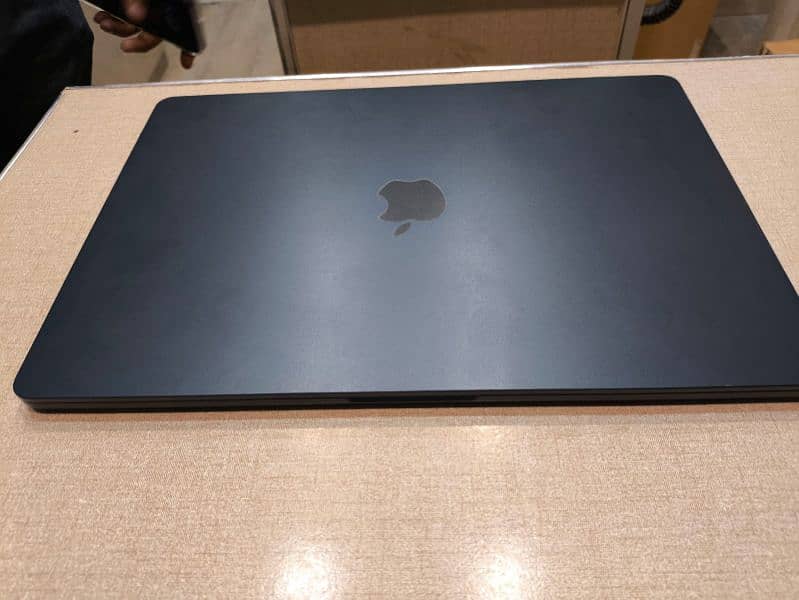 apple MacBook air 2022 m2 chip midnight blue 8 gb ram 256ssd 5